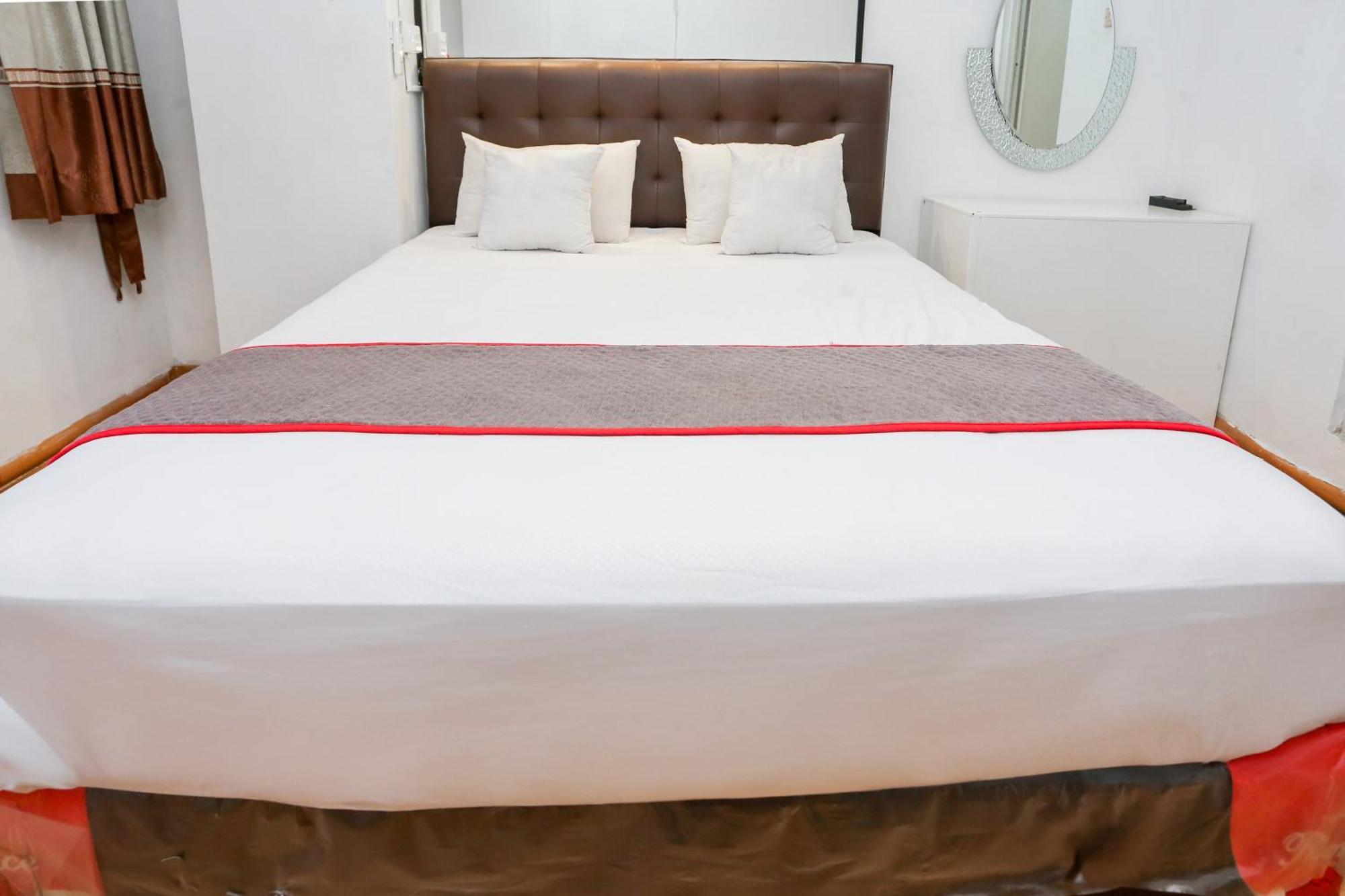 Hotel Super Oyo Capital O Deroyal Sentra Timur Jakarta